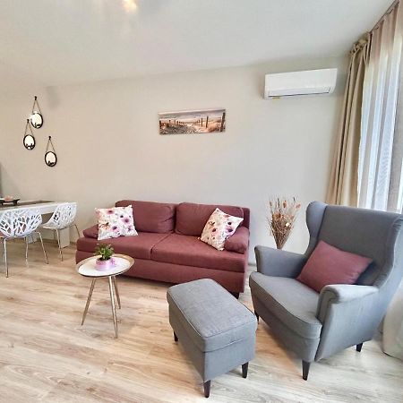 Blue Lagoon Seafront Apartments Varna Bagian luar foto