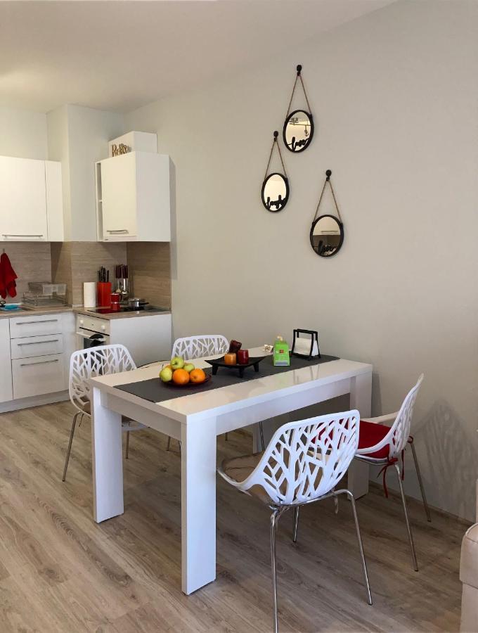 Blue Lagoon Seafront Apartments Varna Bagian luar foto