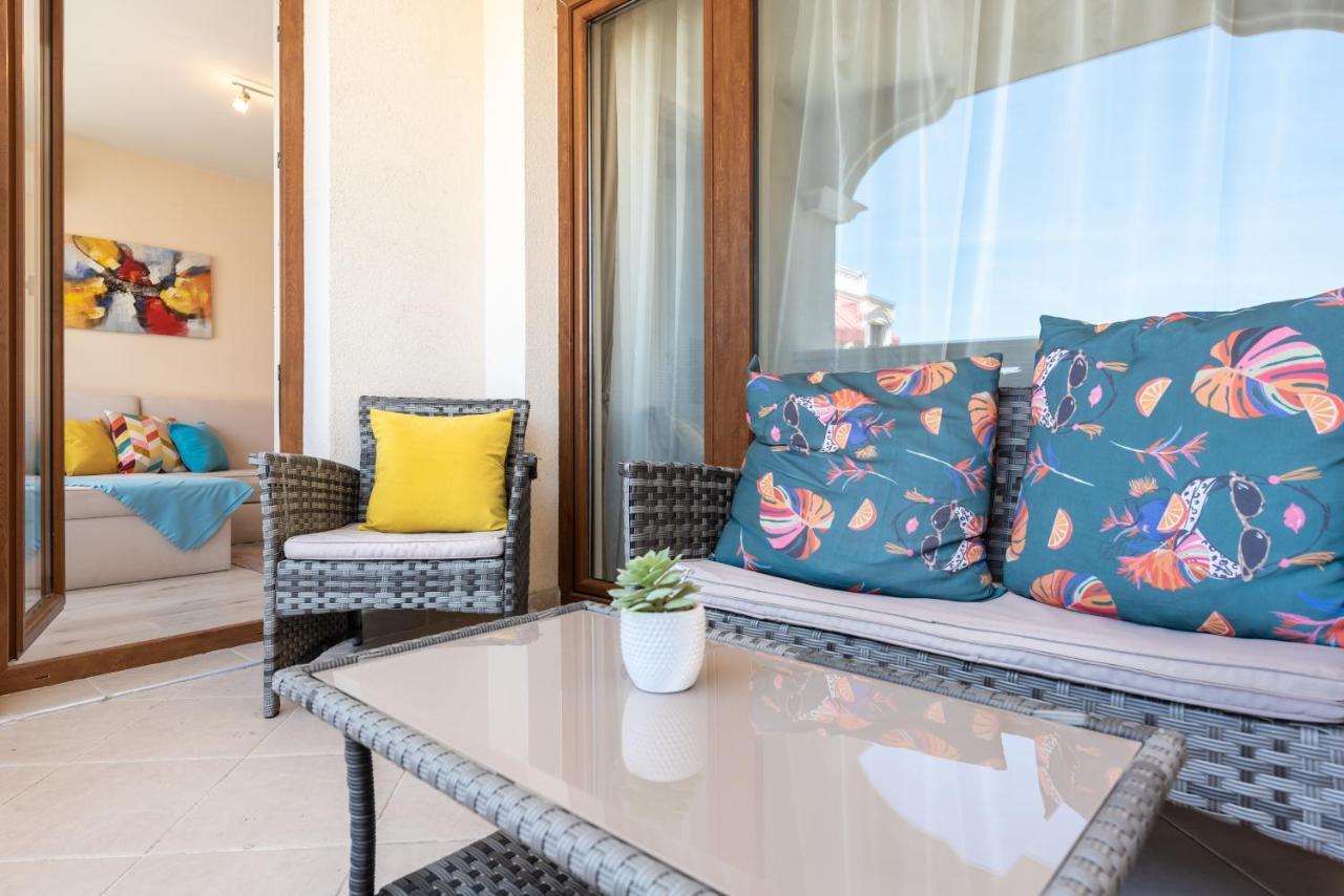 Blue Lagoon Seafront Apartments Varna Bagian luar foto