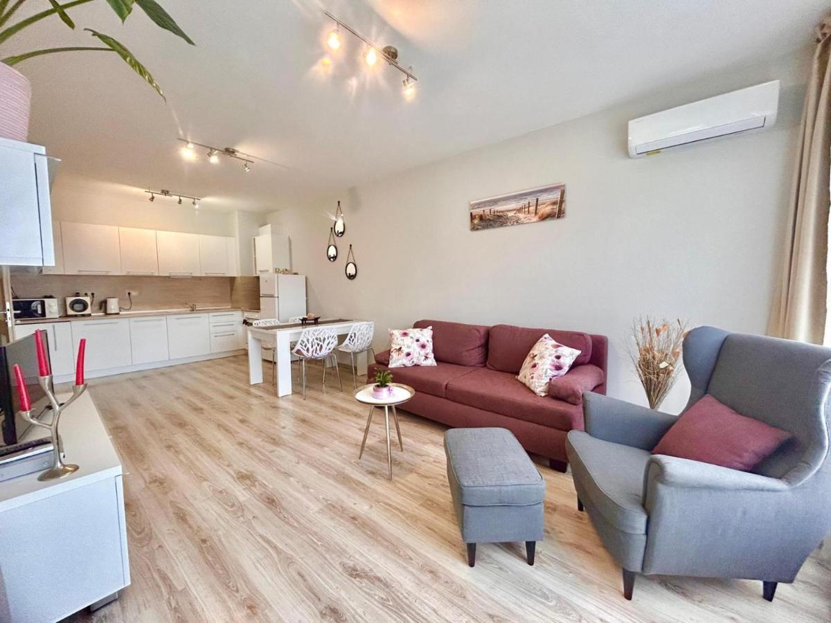 Blue Lagoon Seafront Apartments Varna Bagian luar foto