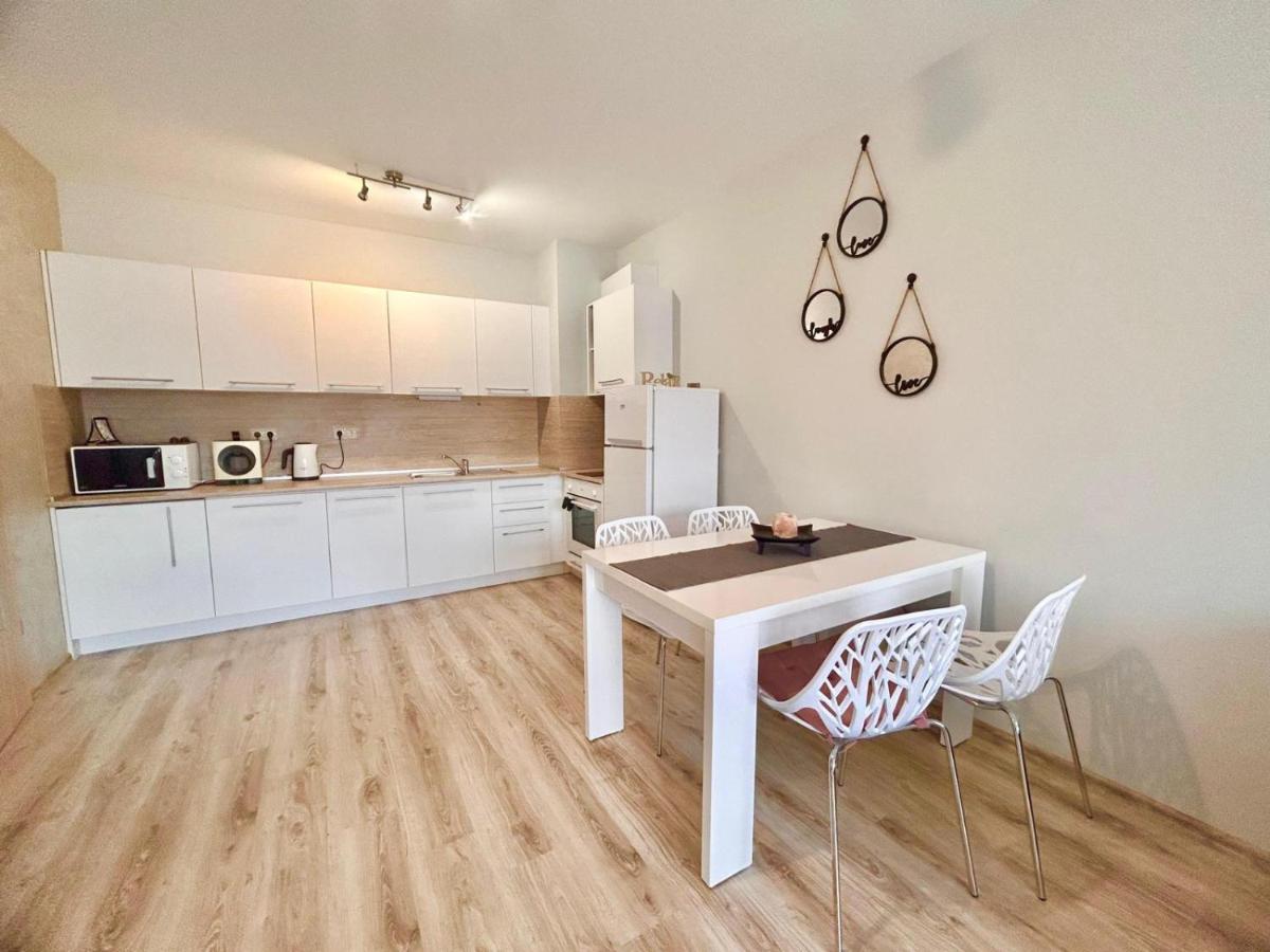Blue Lagoon Seafront Apartments Varna Bagian luar foto