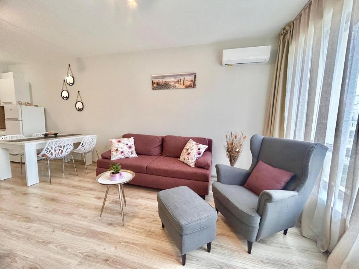 Blue Lagoon Seafront Apartments Varna Bagian luar foto