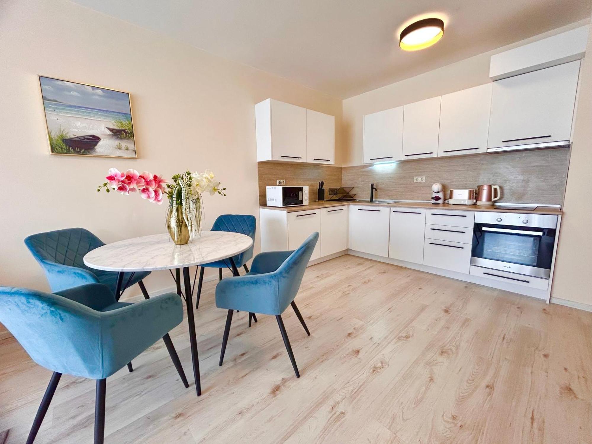 Blue Lagoon Seafront Apartments Varna Bagian luar foto